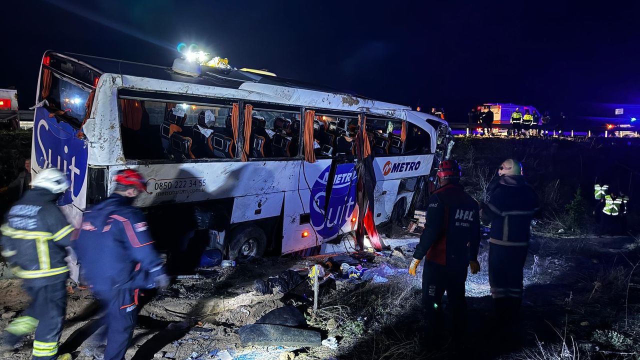 Şoförünün uyuduğu yolcu otobüsü devrildi: 2 ölü, 34 yaralı