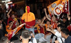 Galatasaraylı taraftarlar şampiyonluğu kutluyor