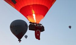 Kapadokya'da balonlar Türk bayraklarıyla uçtu