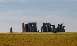 Çevre eylemcileri fosil yakıtların kaldırılması isteğiyle İngiltere'de Stonehenge'i turuncuya boyadı