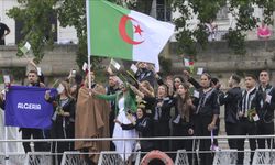 Cezayir kafilesi olimpiyat açılışında, Paris’te katledilen Cezayirlileri Sen Nehri'ne gül atarak andı