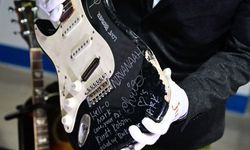 Kurt Cobain'in sahnede kırdığı gitar rekor fiyata satıldı