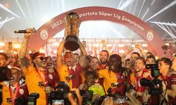 Şampiyon Galatasaray kupasına kavuştu! Stadyumda büyük şölen