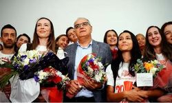 Türkiye'ye dönen Filenin Sultanları çiçeklerle karşılandı