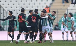 Bursaspor-Diyarbekirspor maçında futbolcular birbirine girdi