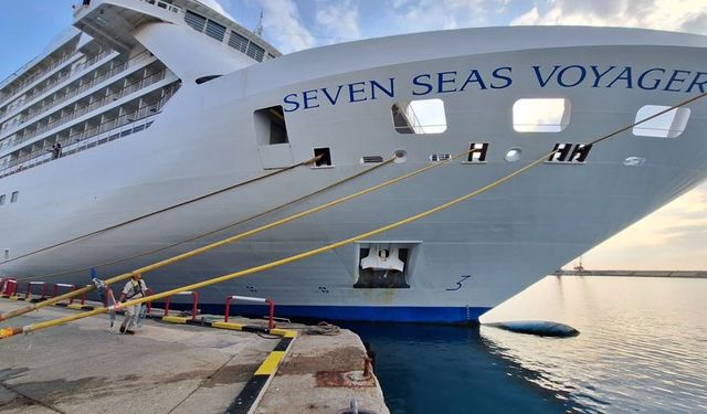 Lüks yolcu gemisi Seven Seas Voyager Antalya'ya geldi