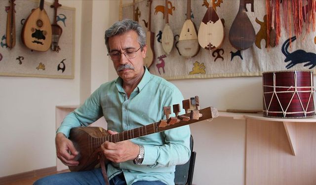Sanatçı İrfan Gürdal, Kırgızistan-Türkiye Manas Üniversitesi'nde Türk dünyası çalgılarını imal ediyor