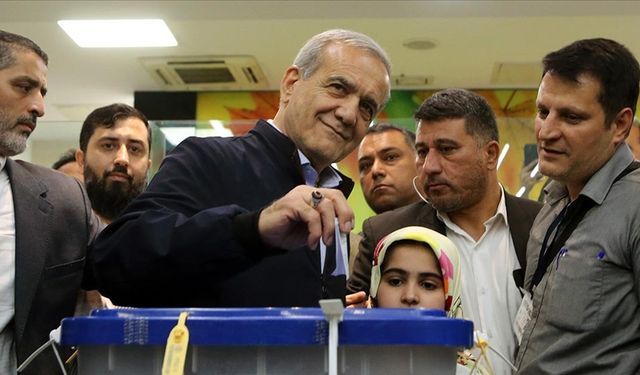 İran'daki cumhurbaşkanlığı seçimlerinde Pezeşkiyan ile Celili 2. tura kaldı