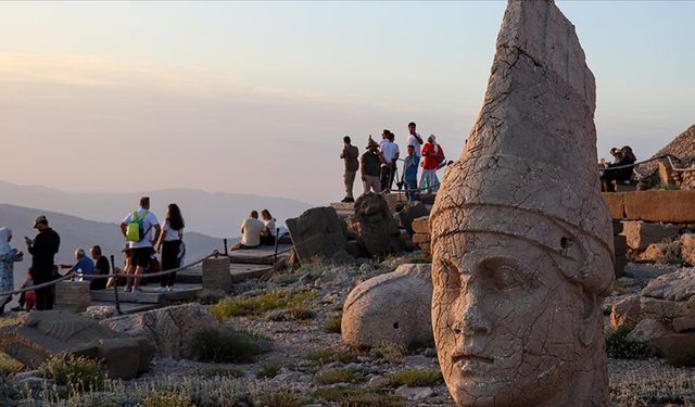 Dünya kültür mirası Nemrut'u bayramda yaklaşık 8 bin kişi ziyaret etti