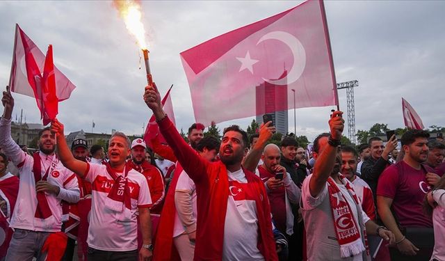 Avusturya-Türkiye maçı öncesinde taraftardan yürüyüş