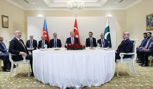 Cumhurbaşkanı Erdoğan, Azerbaycan Cumhurbaşkanı Aliyev ve Pakistan Başbakanı Şerif ile üçlü toplantı gerçekleştirdi