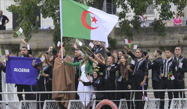 Cezayir kafilesi olimpiyat açılışında, Paris’te katledilen Cezayirlileri Sen Nehri'ne gül atarak andı