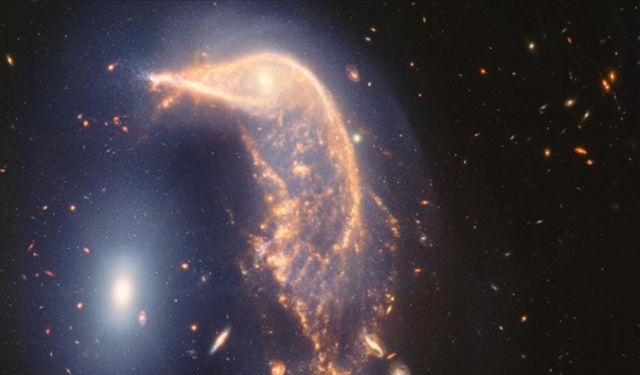 James Webb Uzay Teleskobu, 326 milyon ışık yılı uzaklıkta iç içe geçmiş bir çift galaksiyi görüntüledi
