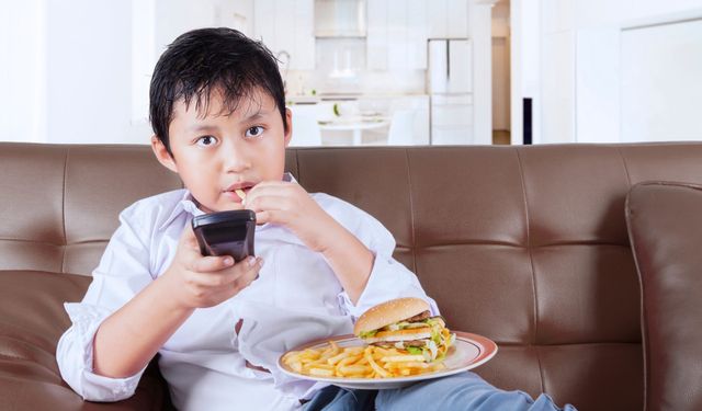 Ekran karşısında yemek yiyen çocuklar için uyarı