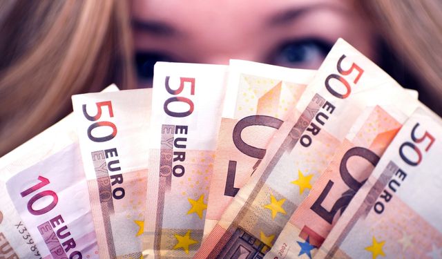 Almanya'da üniversiteye başlayan gençlere 1000 euro verilecek