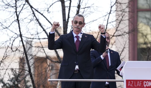 Etimesgut'un yeni belediye başkanı Erdal Beşikçioğlu mazbatasını aldı