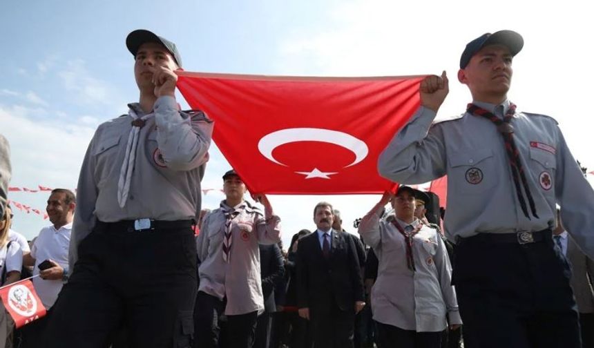 Samsun'da Atatürk'ü temsil eden bayrak karaya çıkarıldı