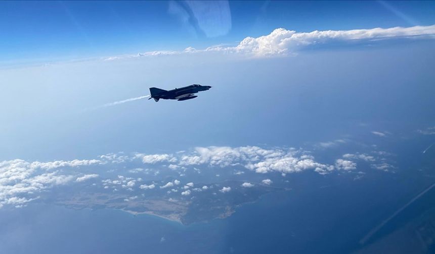 Türk Hava Kuvvetlerinden Kıbrıs adasının güneyinde eğitim uçuşu yapıldı