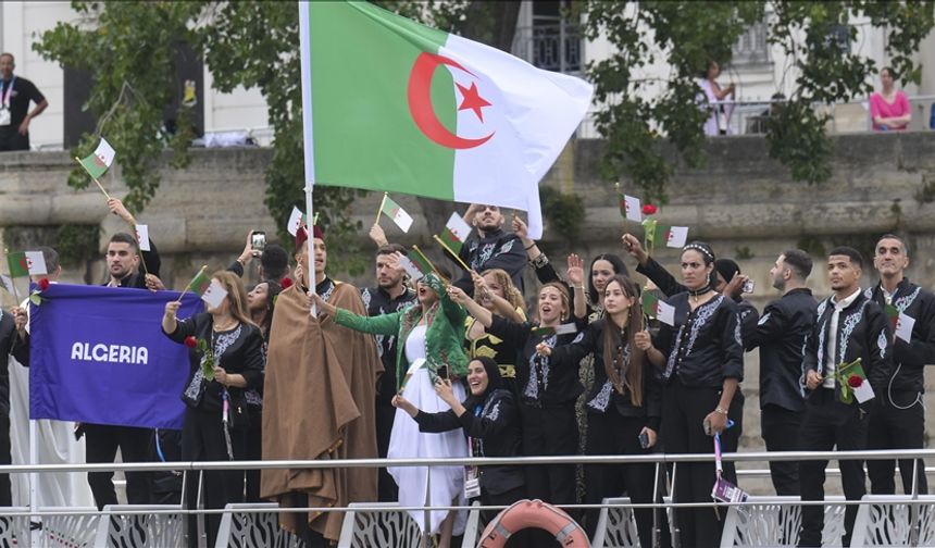 Cezayir kafilesi olimpiyat açılışında, Paris’te katledilen Cezayirlileri Sen Nehri'ne gül atarak andı