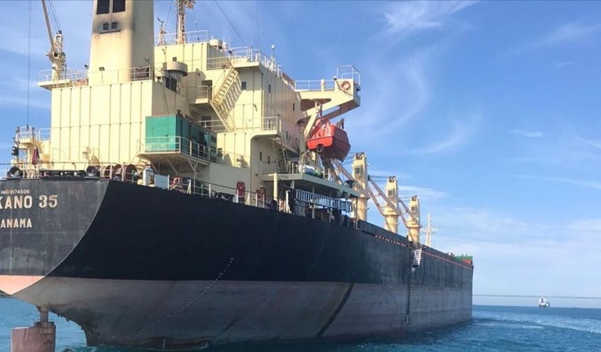 İstanbul Boğazı'nda karaya sürüklenen gemi için kurtarma ekibi gönderildi