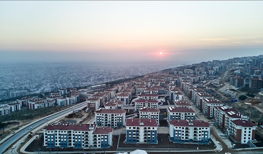 Deprem bölgesindeki konut ve iş yerleri yıl sonuna kadar hak sahiplerine teslim edilecek