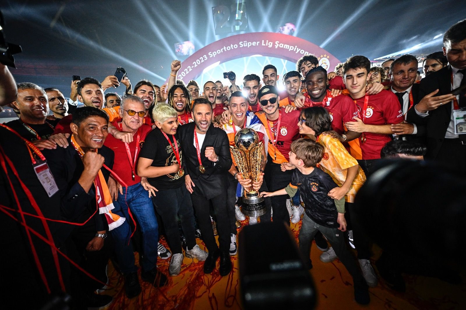 Galatasaray’ın yeni güncelleme ile birlikte kadro değeri 176 milyon eurodan 182 milyon euroya çıktı. Galatasaray, böylece kendi kulüp tarihindeki en yüksek kadro değerine ulaştı.