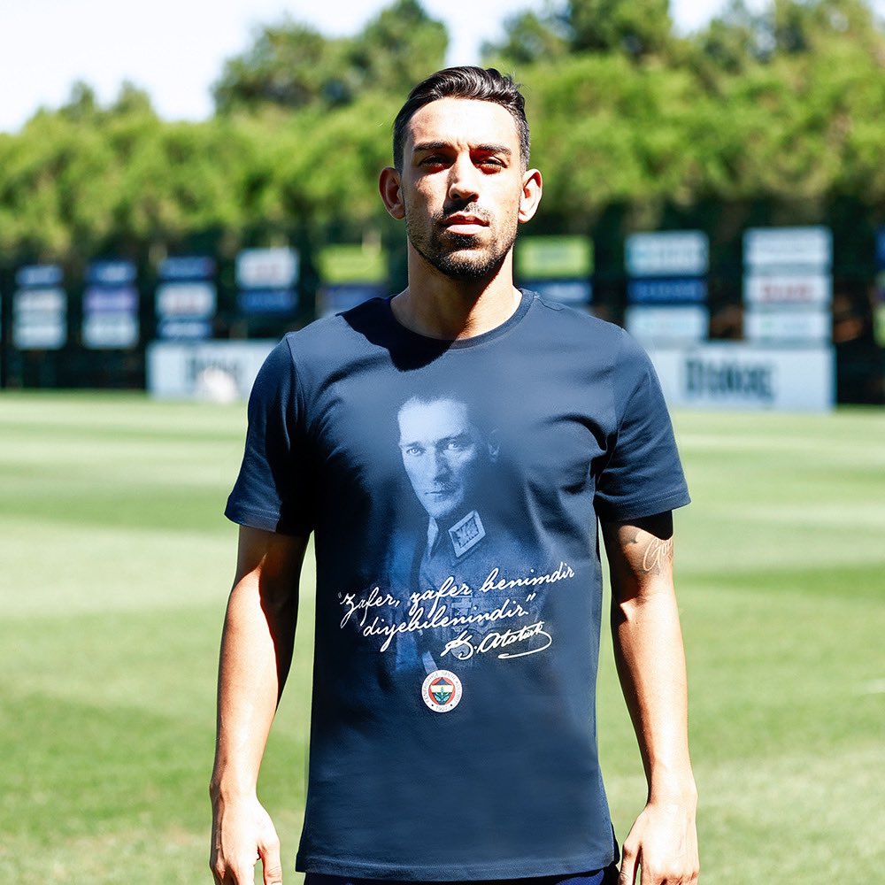 Fenerbahçeli İrfan Can, Atatürk tişörtüyle olan bir fotoğrafını paylaştı.